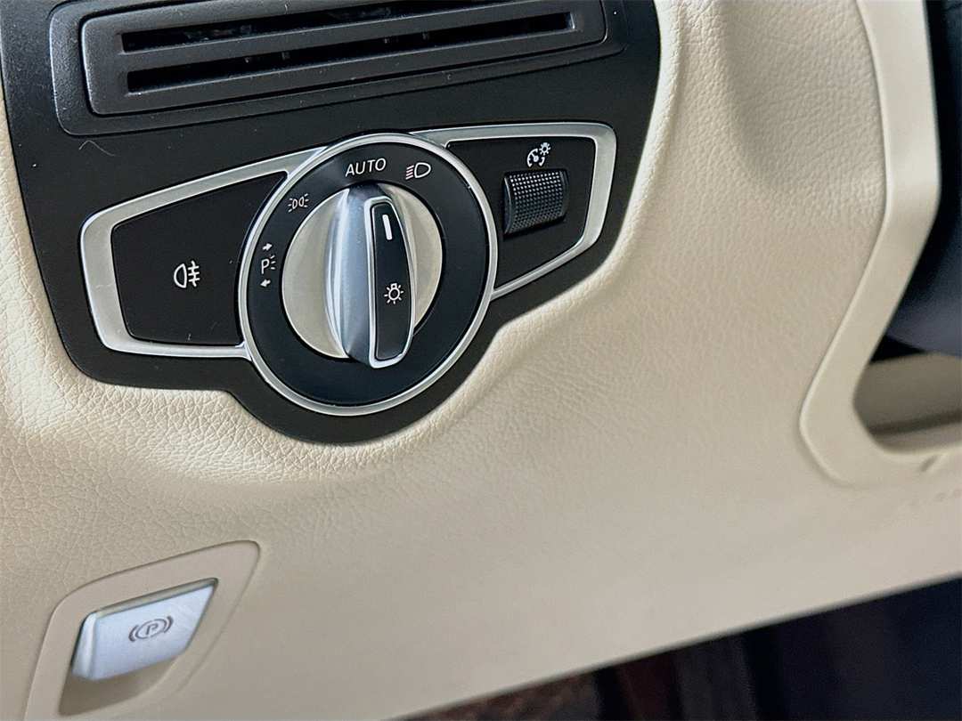 2020 Mercedes-Benz GLC GLC 300 - Image 10