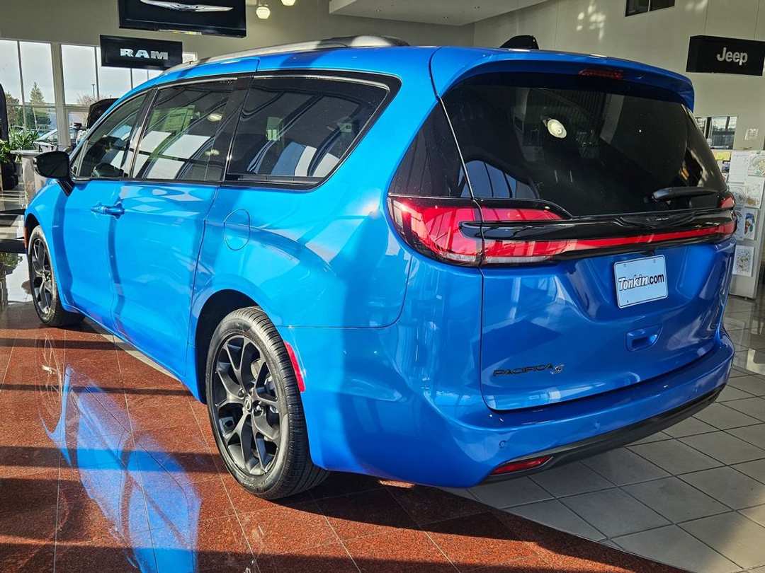 2026 Chrysler Pacifica Select - Image 3