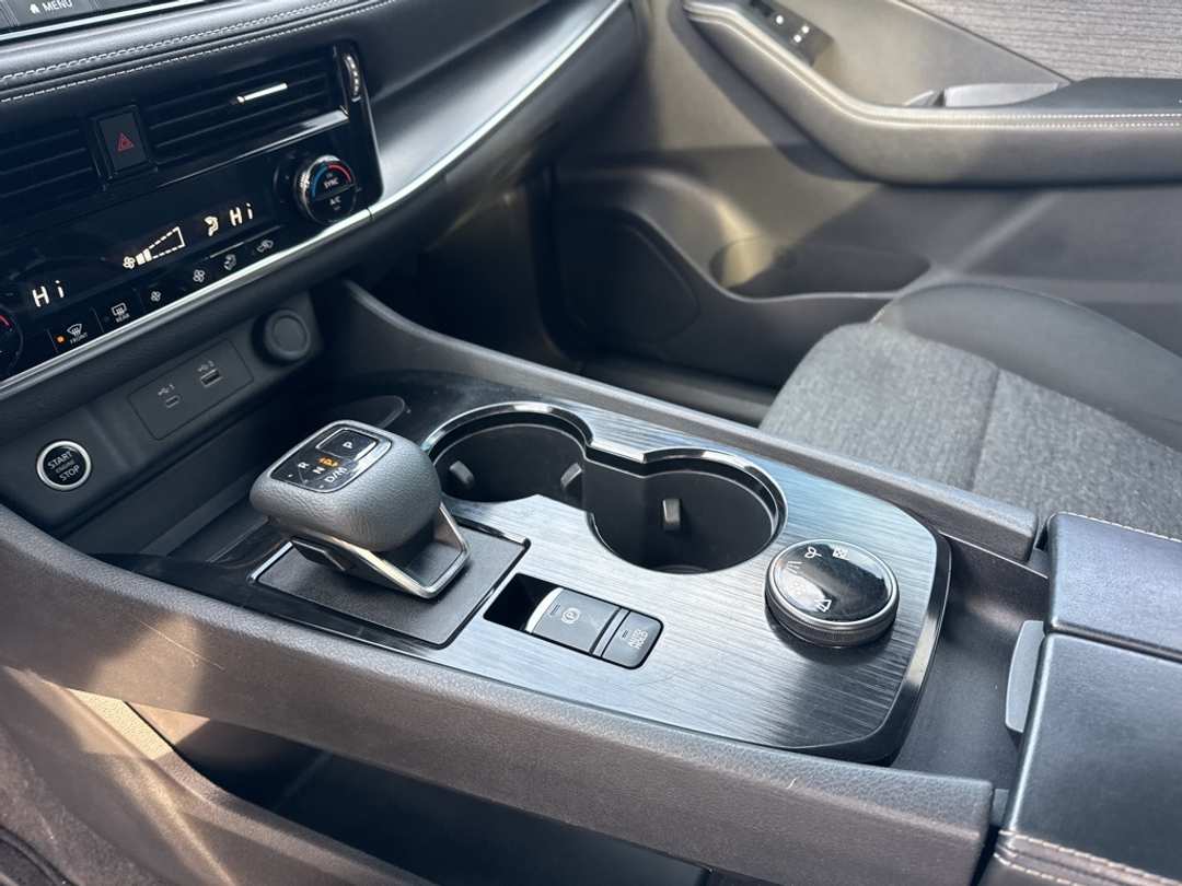 2022 Nissan Rogue SV - Image 16