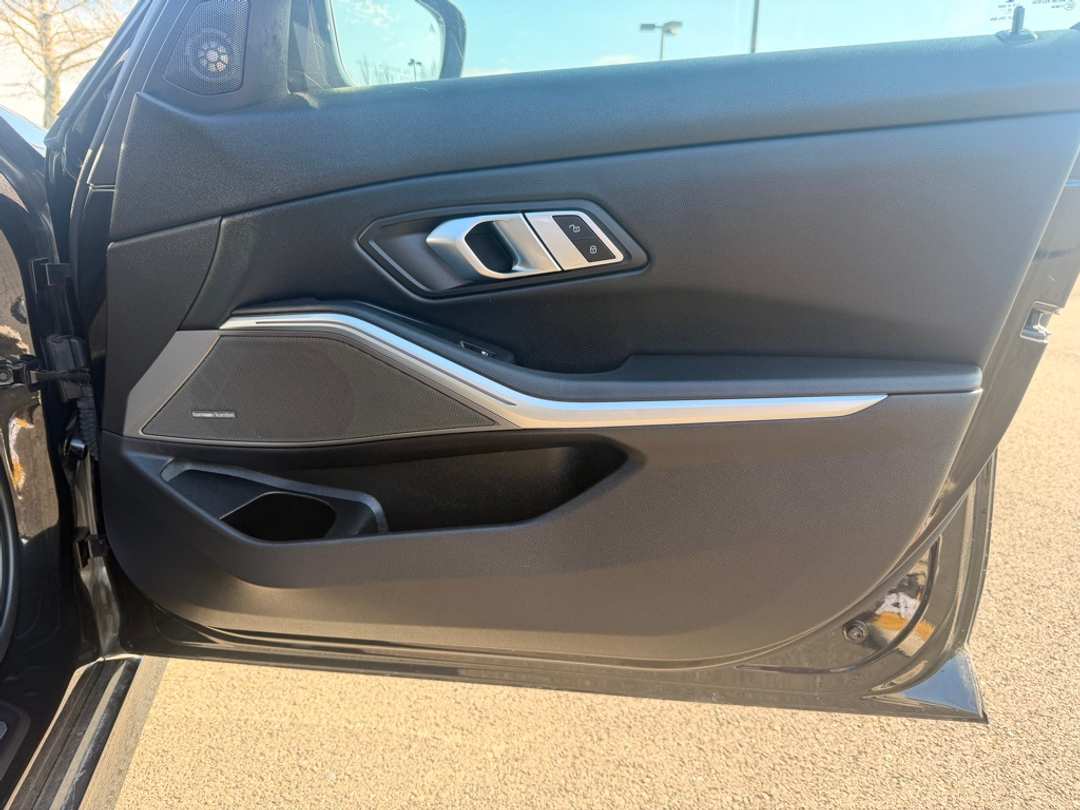 2023 BMW 3 Series 330e xDrive - Image 27