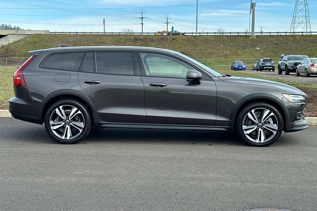 2025 Volvo V60 Cross Country B5 Plus - Image 2