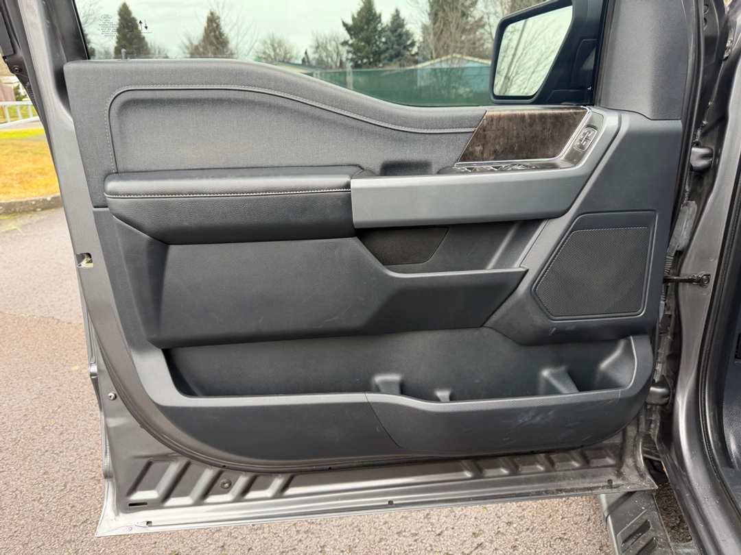 2022 Ford F-150 Lariat - Image 12