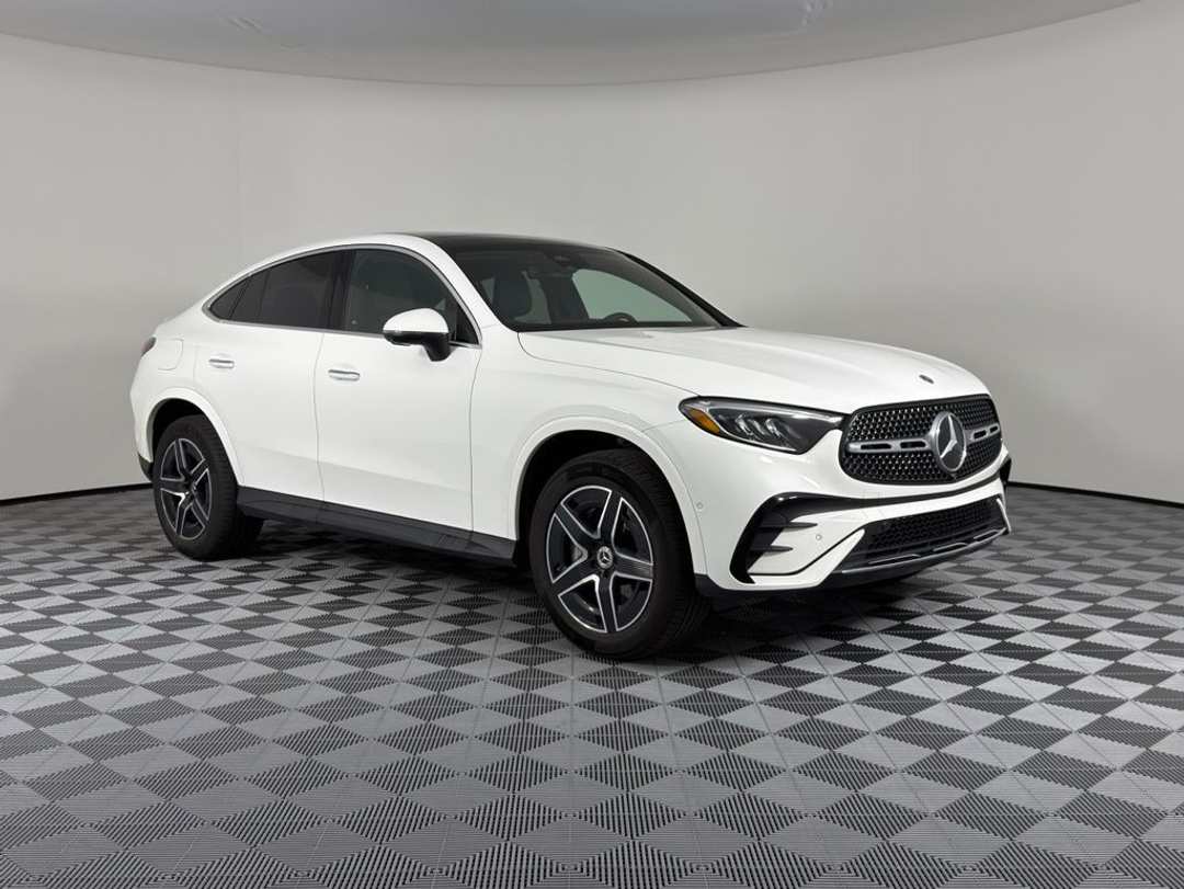 2025 Mercedes-Benz GLC 300 - Image 3
