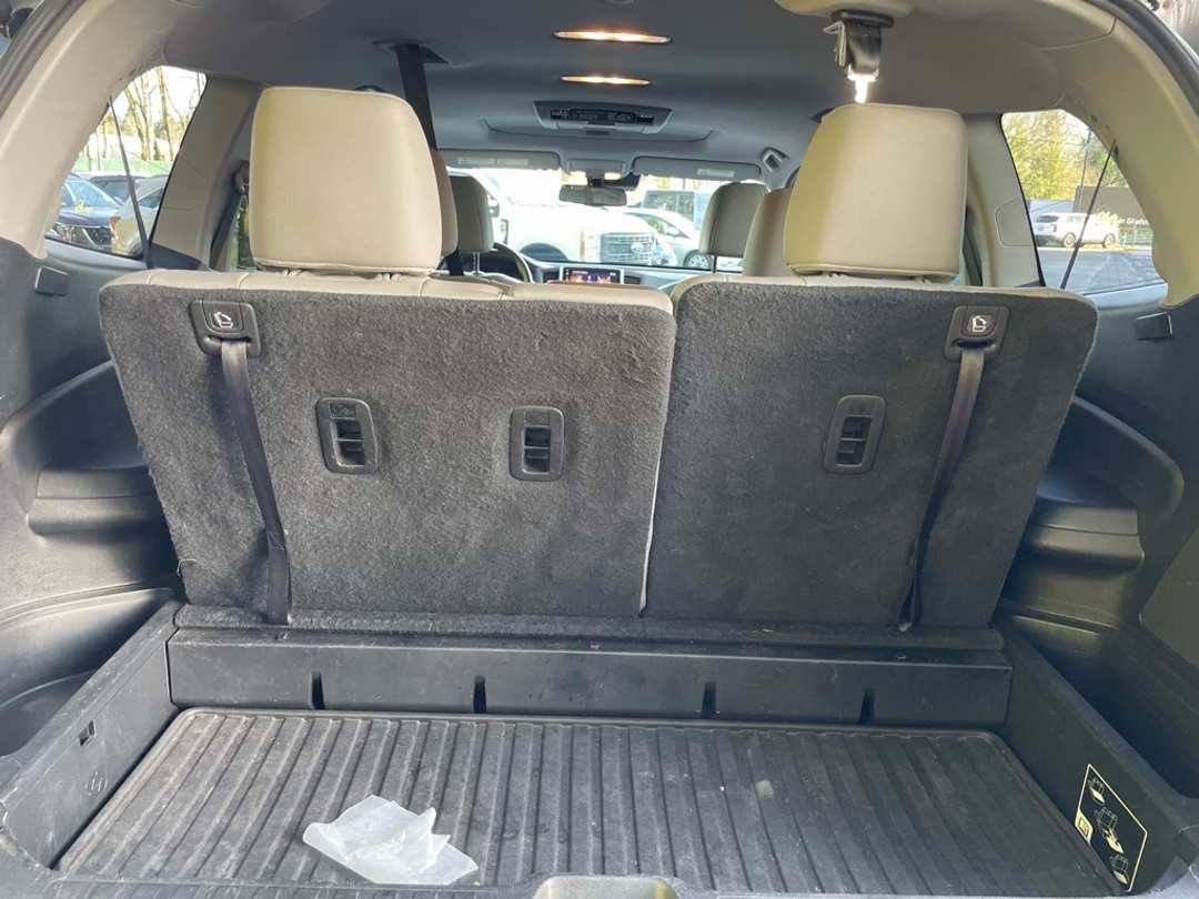 2017 Honda Pilot Touring - Image 19