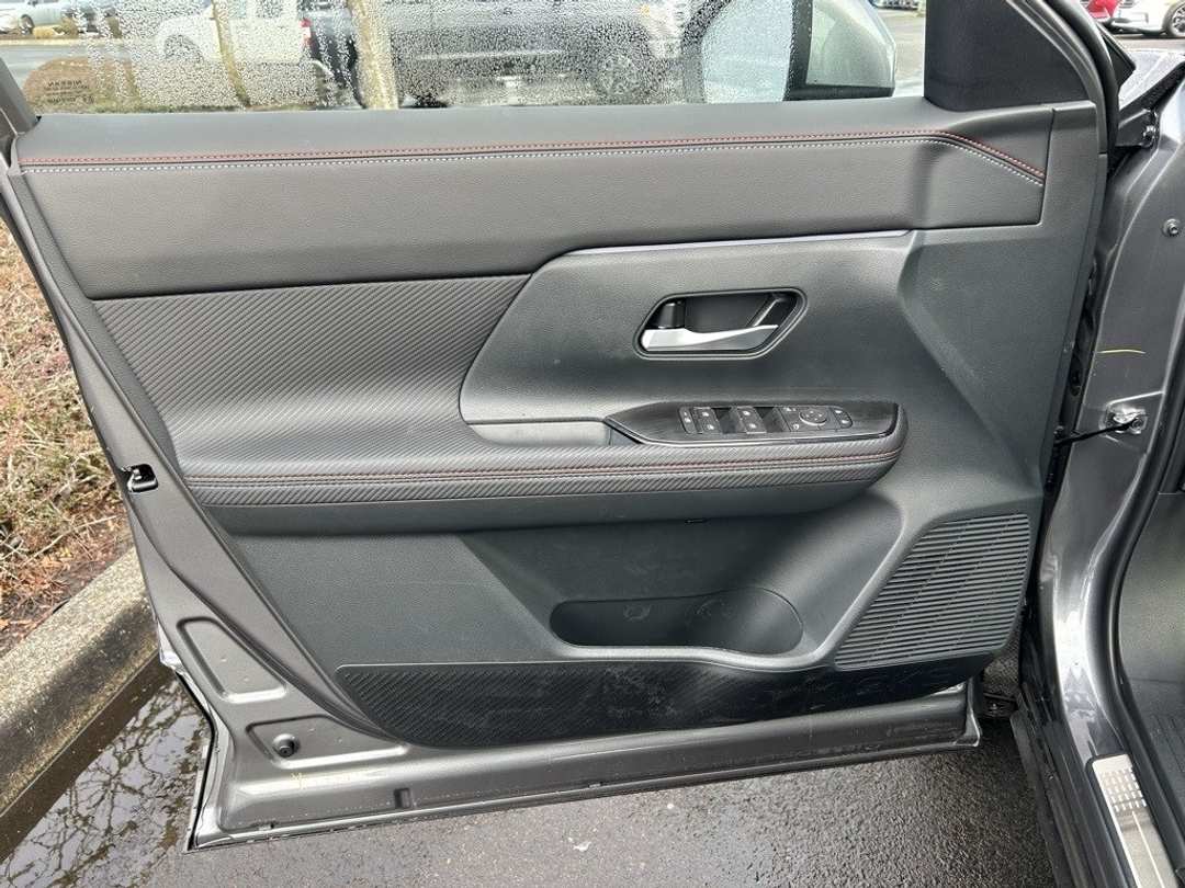 2025 Nissan Kicks SR - Image 9