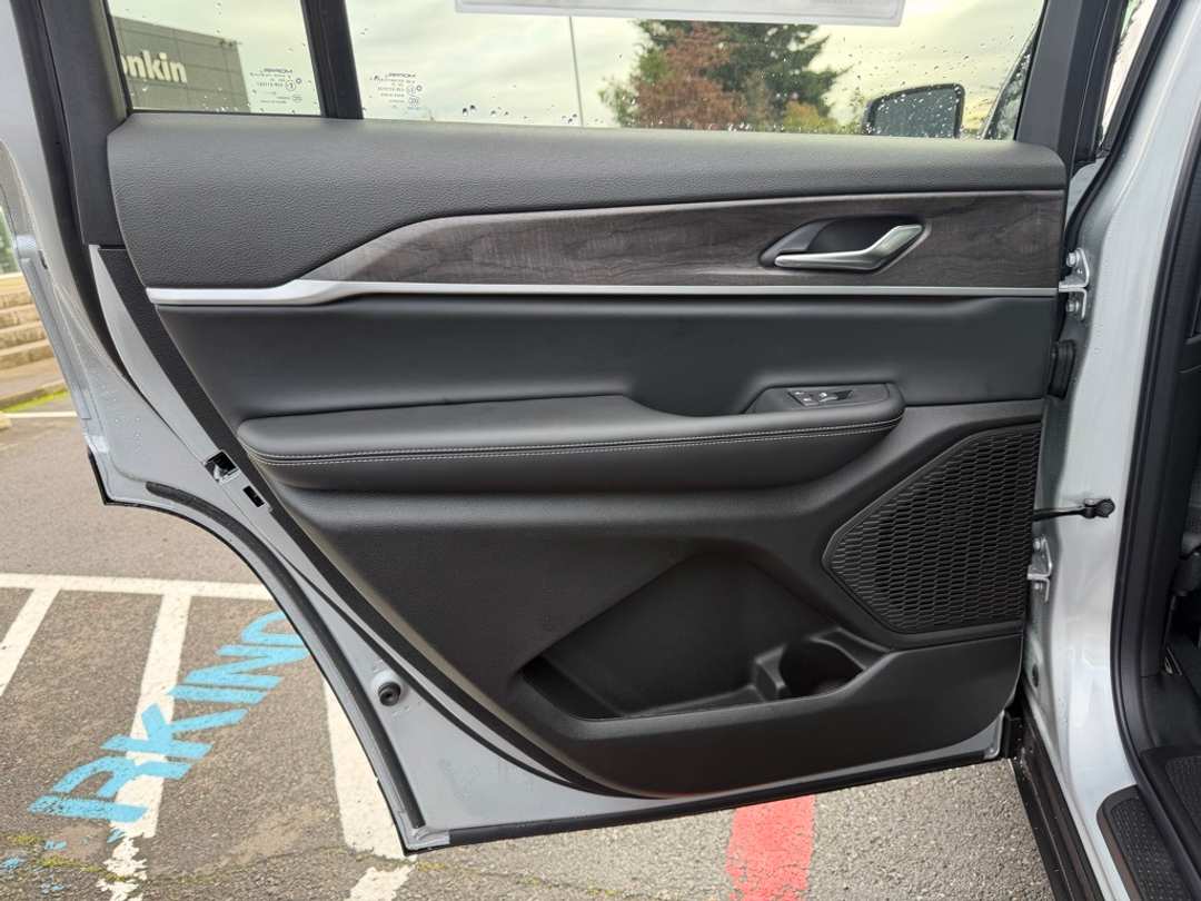 2025 Jeep Grand Cherokee L Limited - Image 29