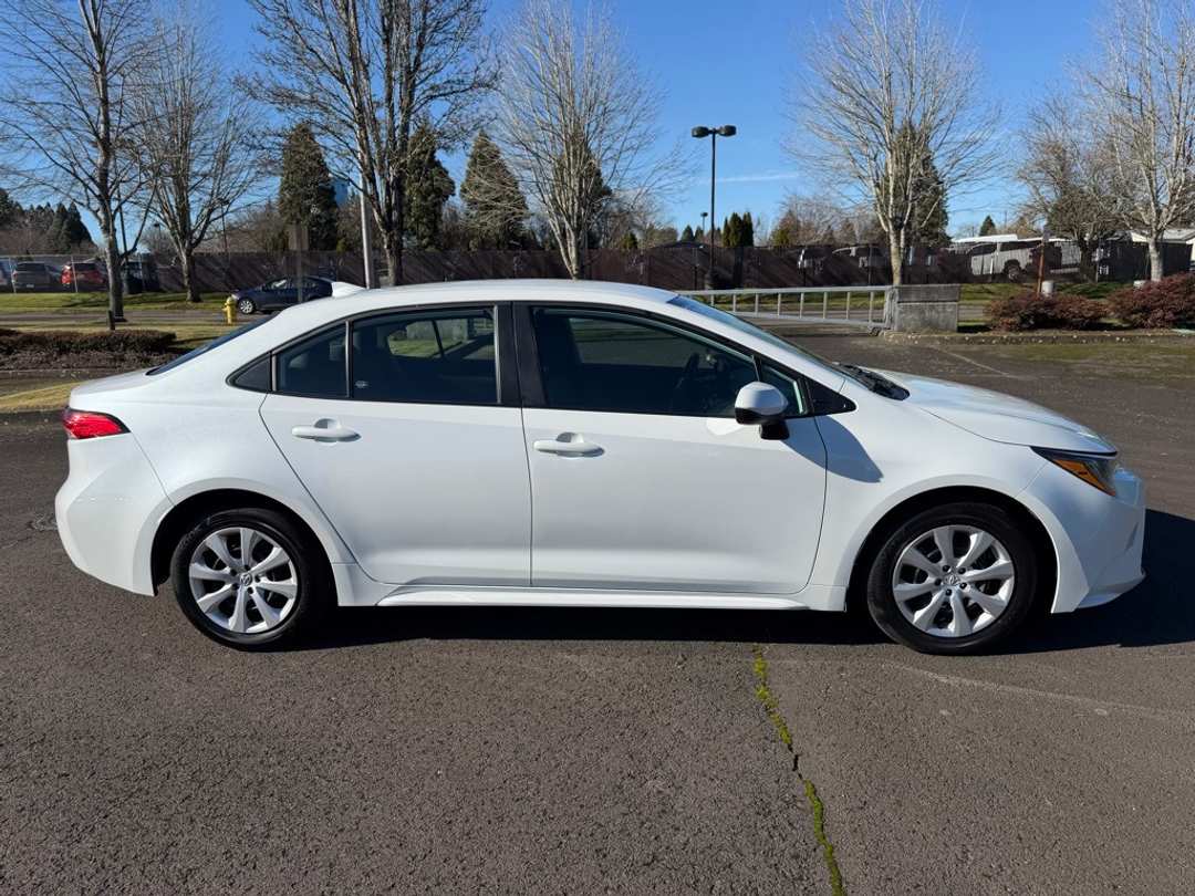2024 Toyota Corolla LE - Image 9