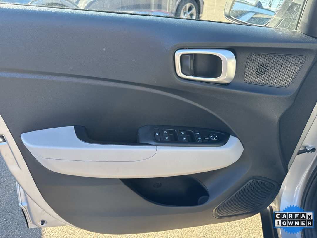 2025 Hyundai Venue SEL - Image 11