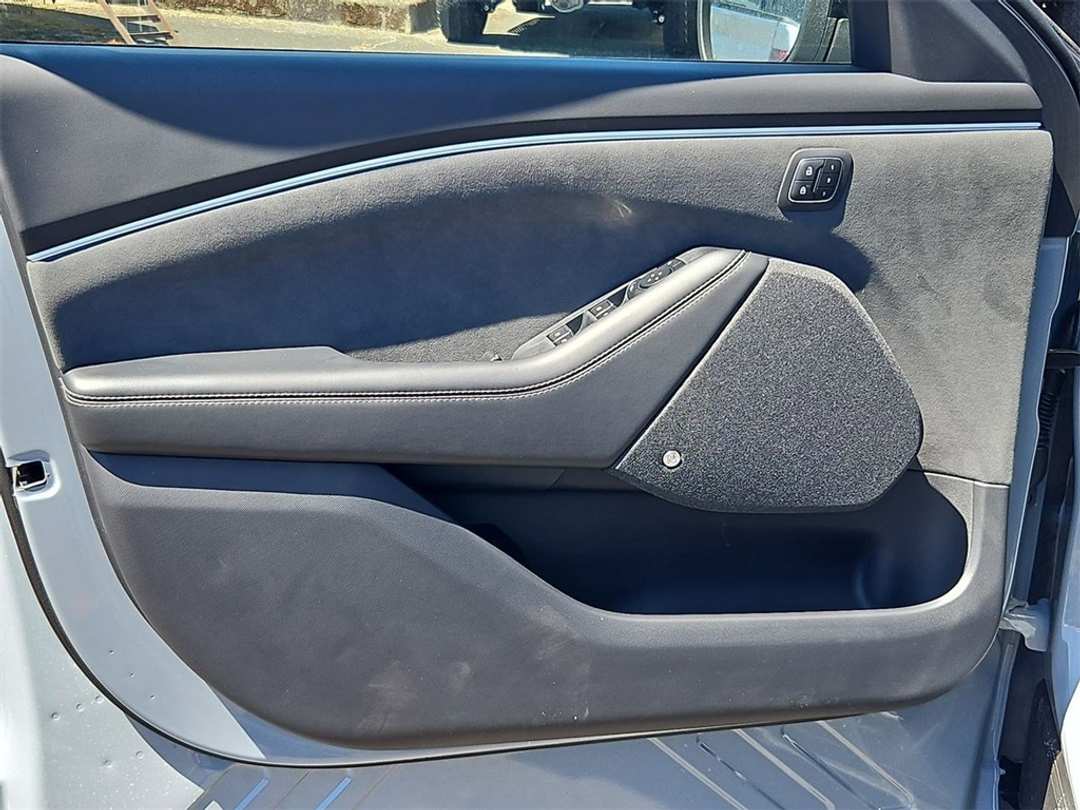 2025 Ford Mustang Mach-E GT - Image 9