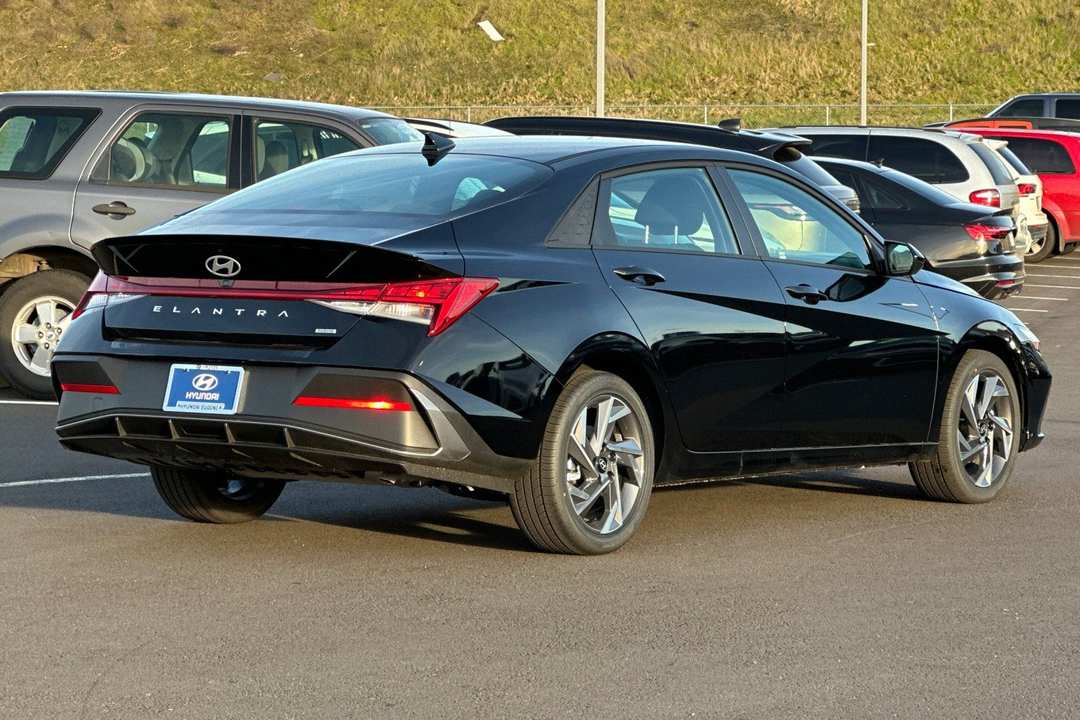 2025 Hyundai Elantra SEL Sport - Image 3