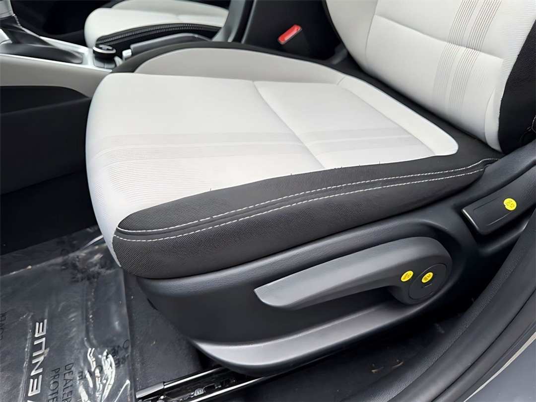 2025 Hyundai Venue SEL - Image 13