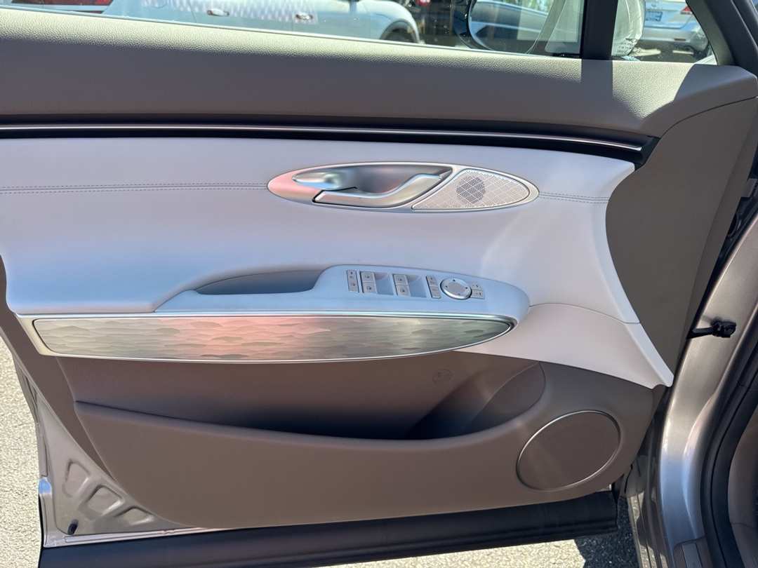 2026 Genesis Electrified Gv70 - Image 17