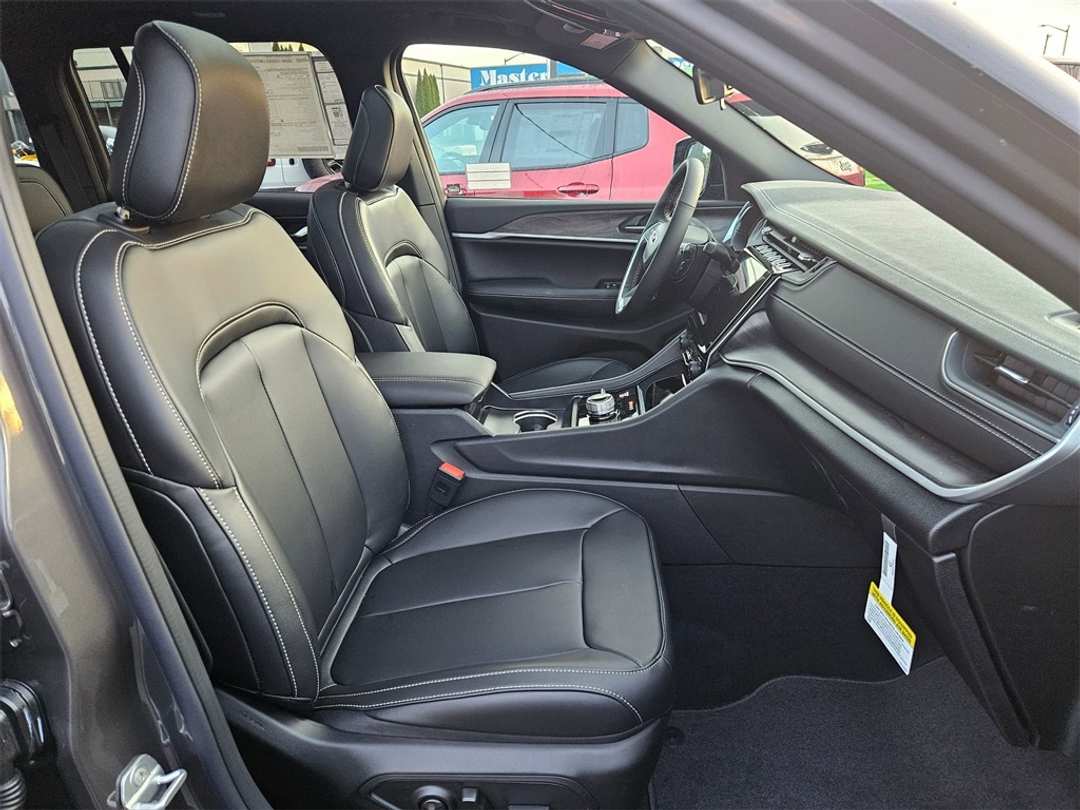 2025 Jeep Grand Cherokee Limited - Image 36