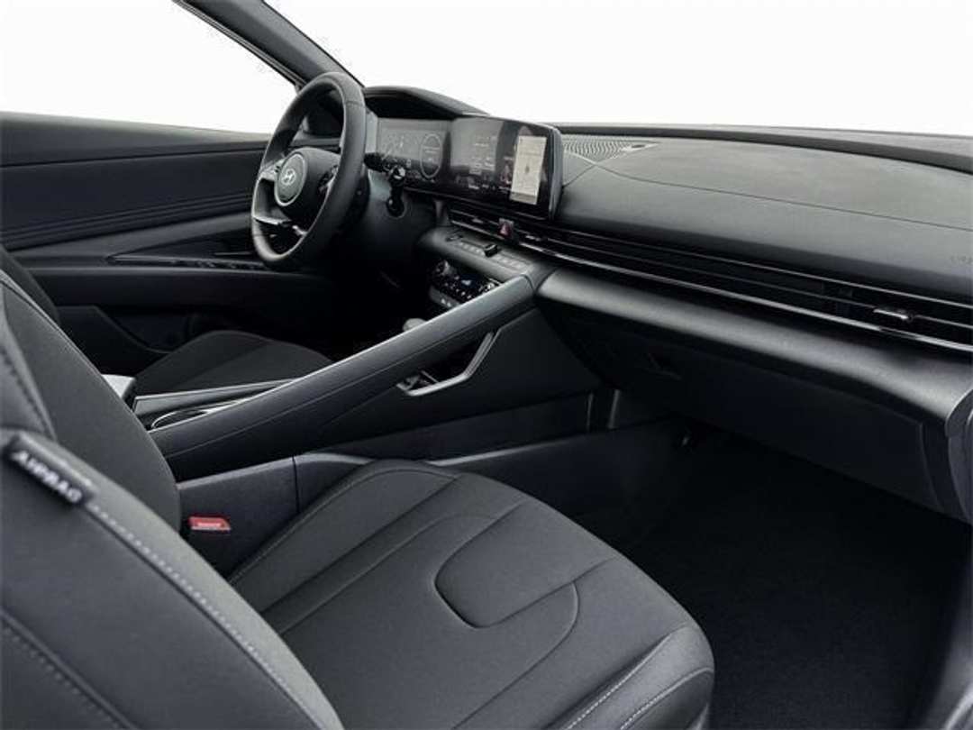 2025 Hyundai Elantra SEL Sport - Image 15