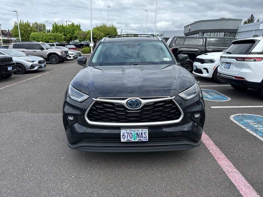 2021 Toyota Highlander XLE - Image 2