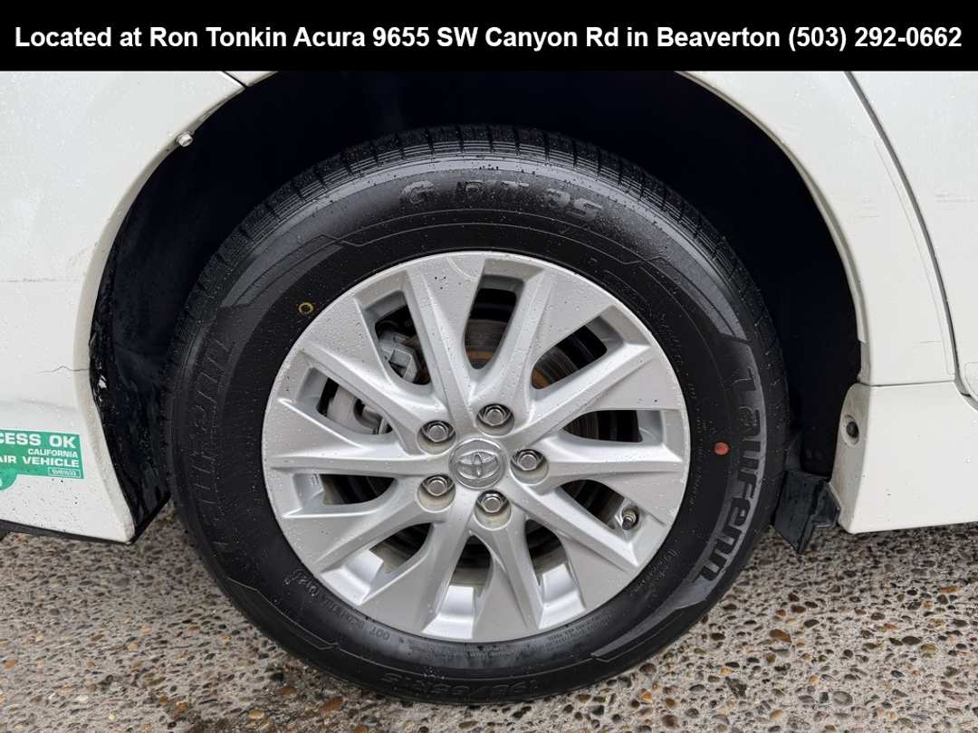 2015 Toyota Prius Advanced - Image 9