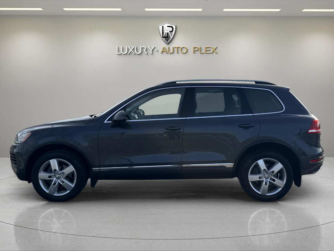 2012 Volkswagen Touareg TDI LUX - Image 2