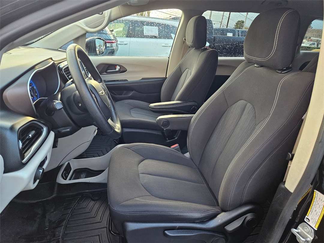 2021 Chrysler Voyager L - Image 14