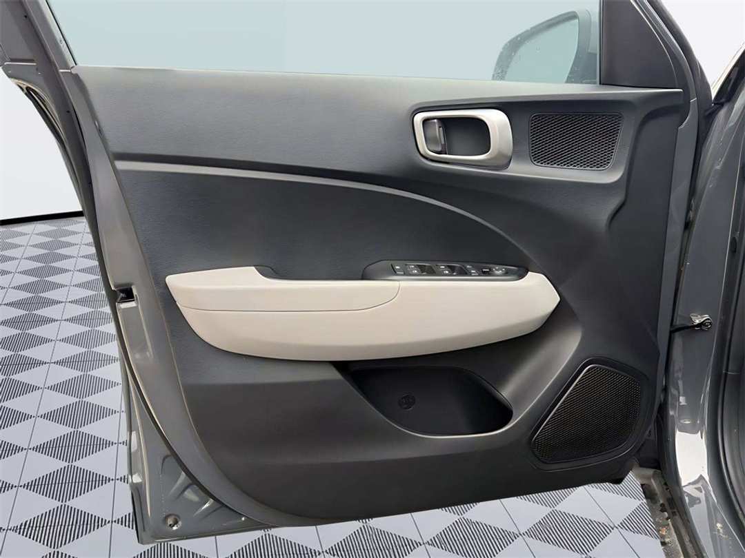 2025 Hyundai Venue SEL - Image 11