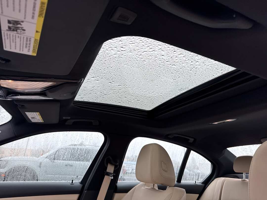 2022 BMW 3 Series 330i xDrive - Image 18