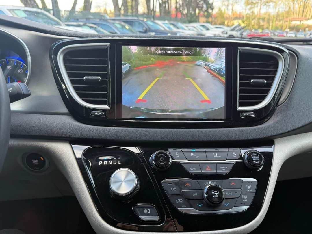 2023 Chrysler Pacifica Touring L - Image 38