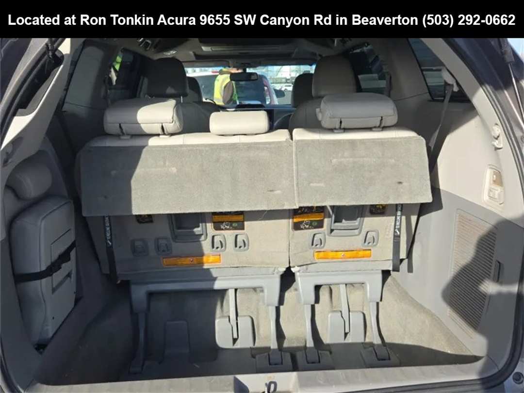 2014 Toyota Sienna XLE - Image 12