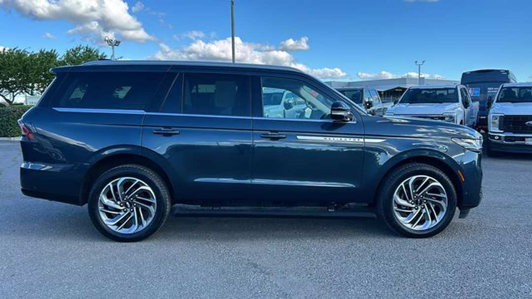 2025 Lincoln Navigator Reserve - Image 3