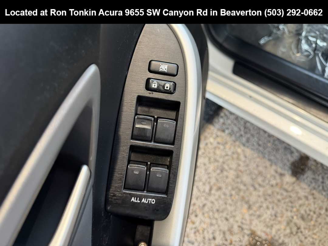 2015 Toyota Prius Advanced - Image 12