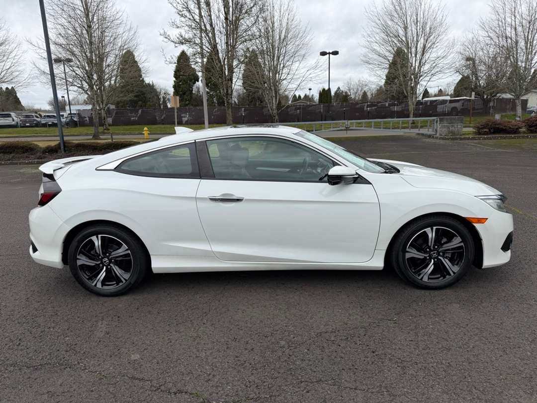 2017 Honda Civic Touring - Image 9