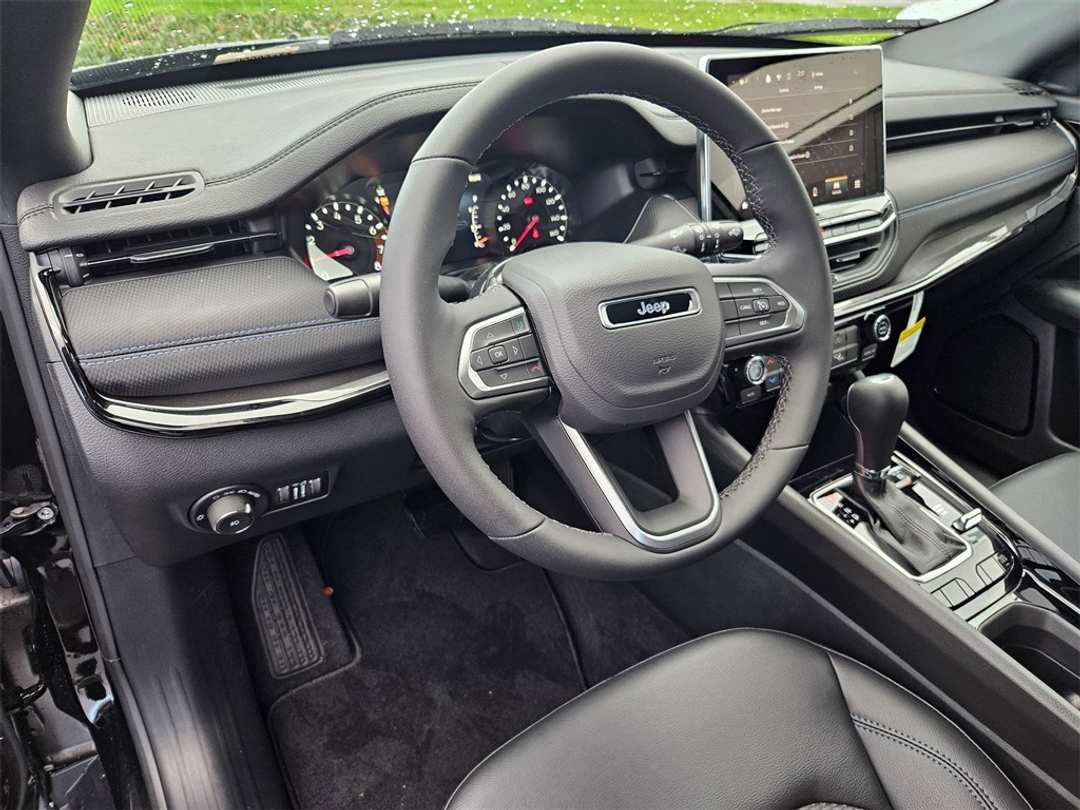 2026 Jeep Compass Latitude - Image 13