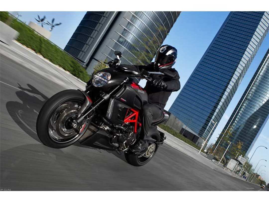 2012 Ducati Diavel Carbon - Image 2