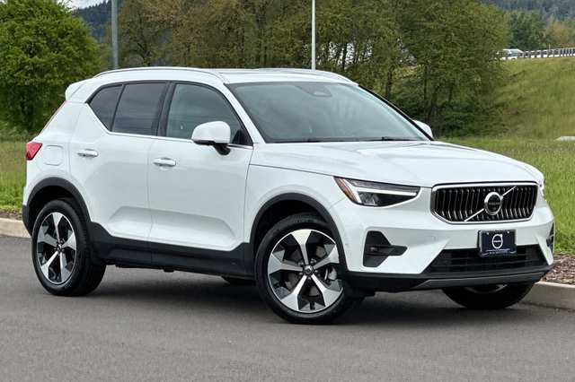 2025 Volvo Xc40 B5 Plus Bright Theme