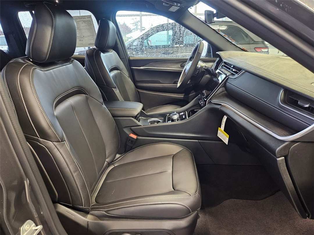 2025 Jeep Grand Cherokee Limited - Image 36