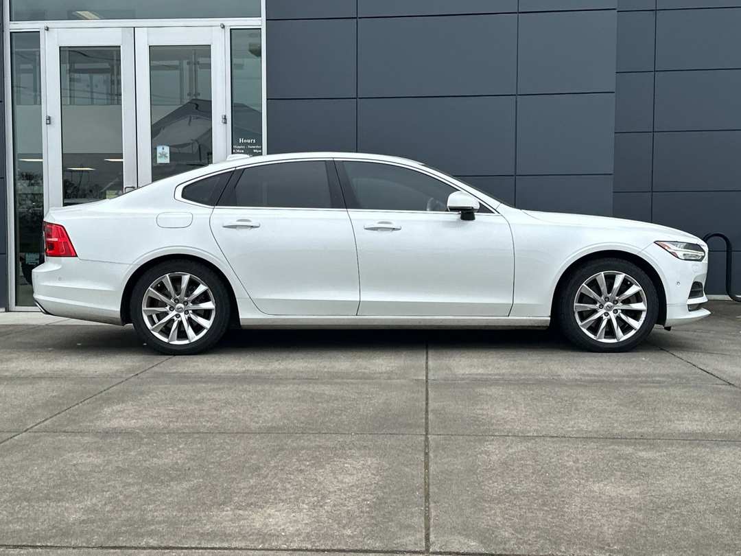 2017 Volvo S90 T6 Momentum - Image 2
