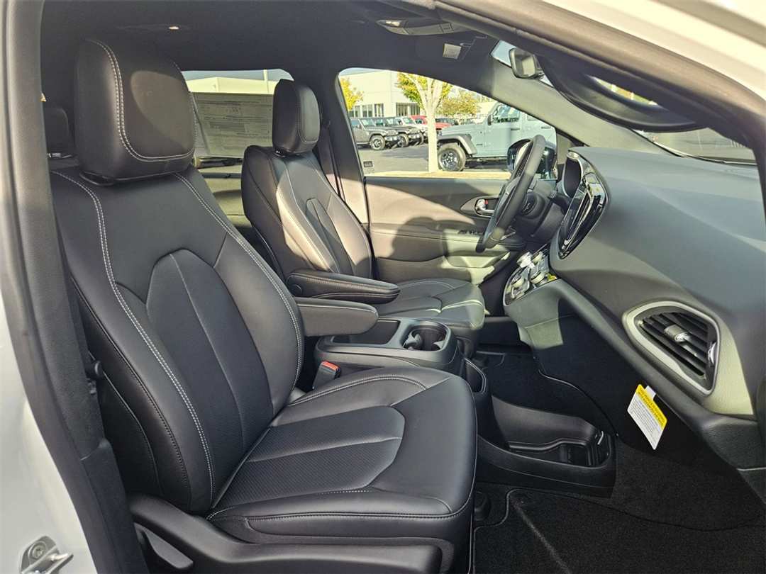 2026 Chrysler Voyager LX - Image 37