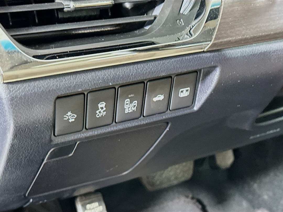 2018 Toyota Avalon XLE Premium - Image 11