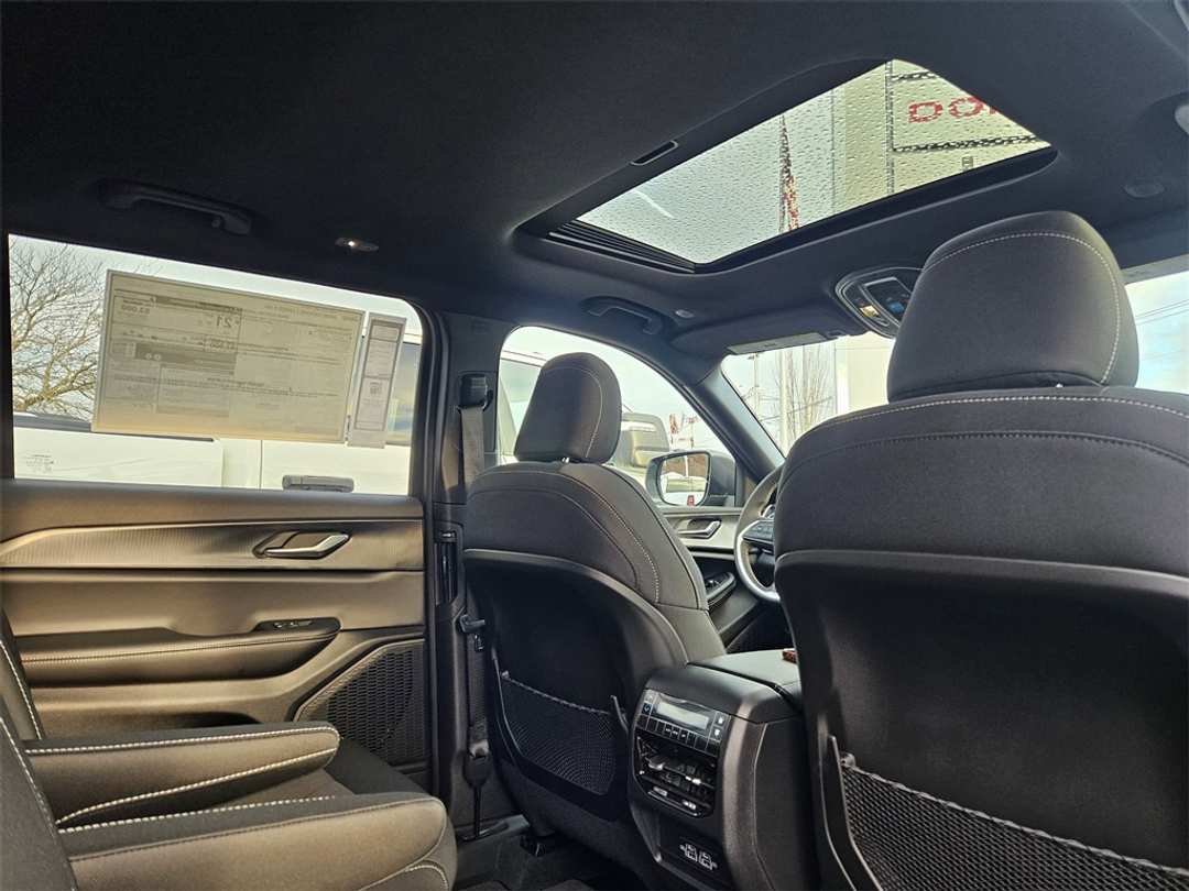 2025 Jeep Grand Cherokee L Laredo - Image 37