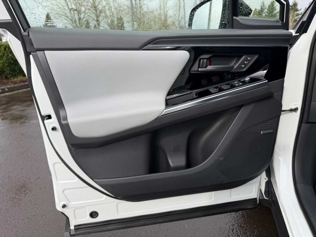 2023 Subaru Solterra Touring - Image 12