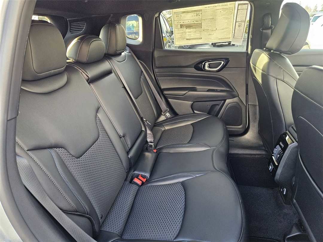 2026 Jeep Compass Latitude - Image 32