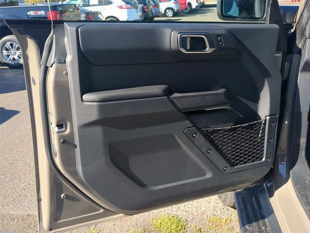 2025 Ford Bronco Outer Banks - Image 9