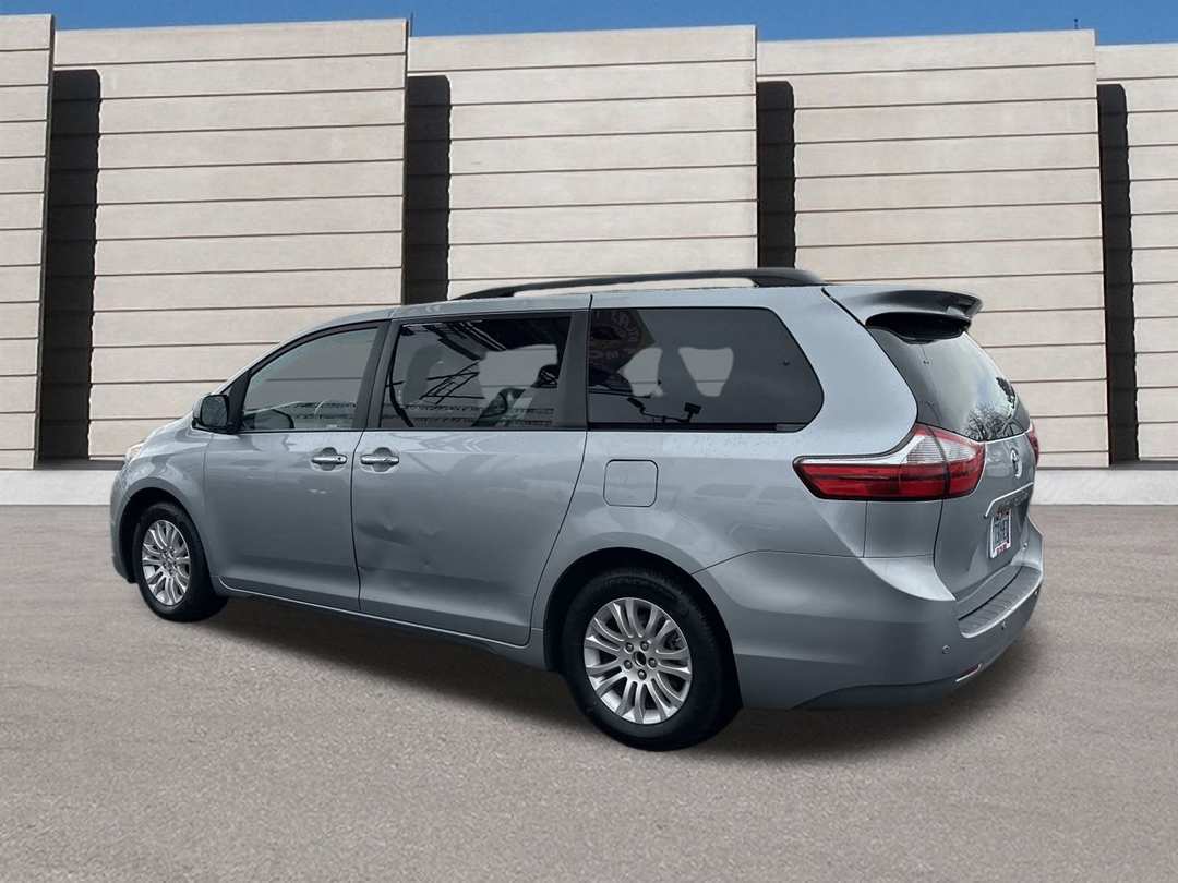 2015 Toyota Sienna - Image 3