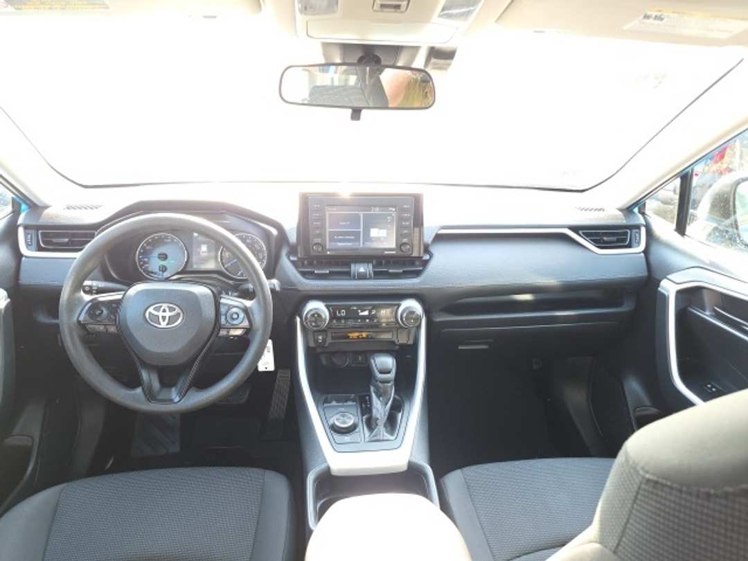 2020 Toyota Rav4 LE - Image 30
