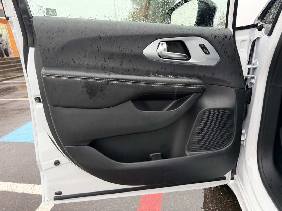 2026 Chrysler Pacifica Limited - Image 12