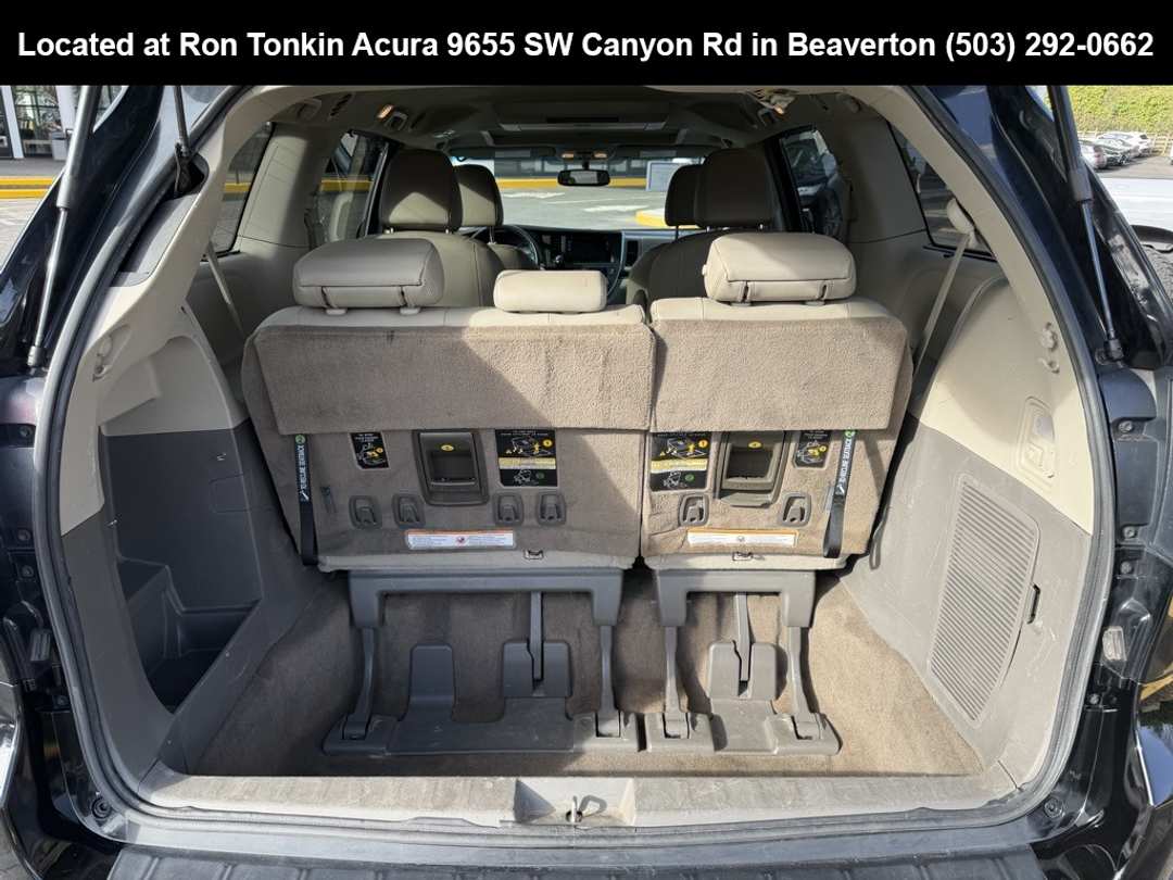 2017 Toyota Sienna XLE - Image 10