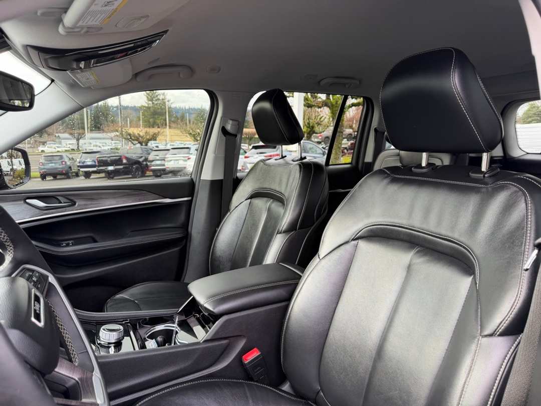 2023 Jeep Grand Cherokee Limited - Image 16