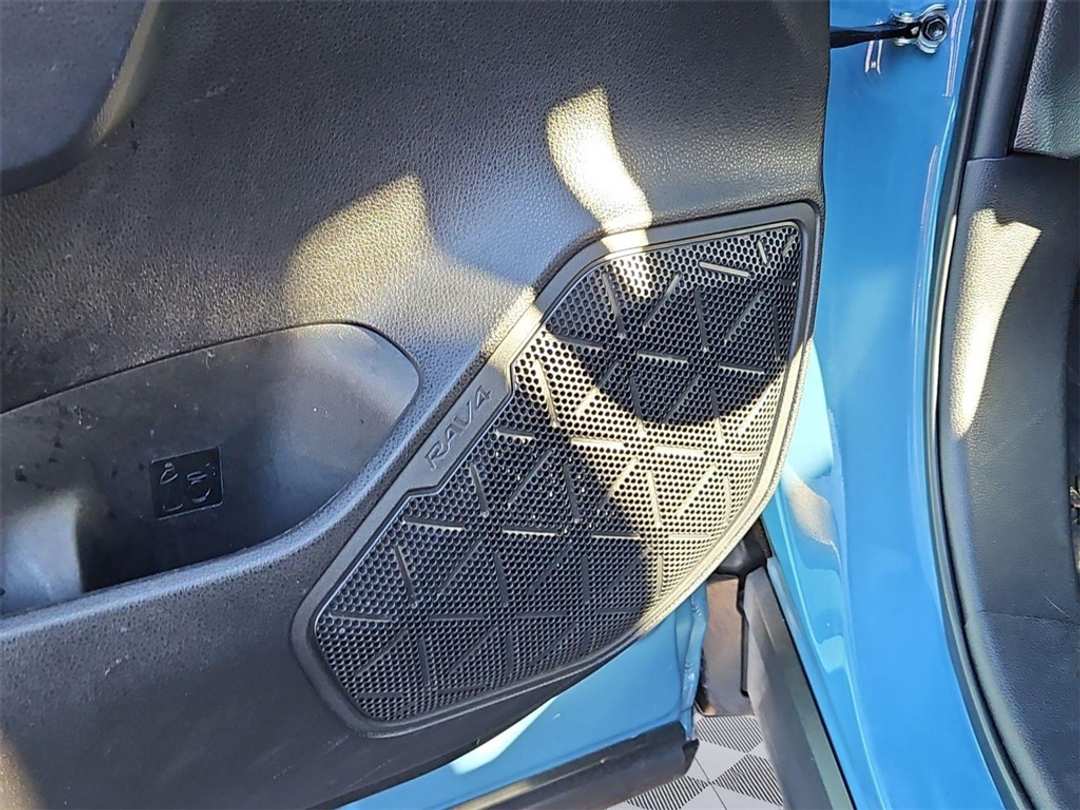 2023 Toyota Rav4 SE - Image 12