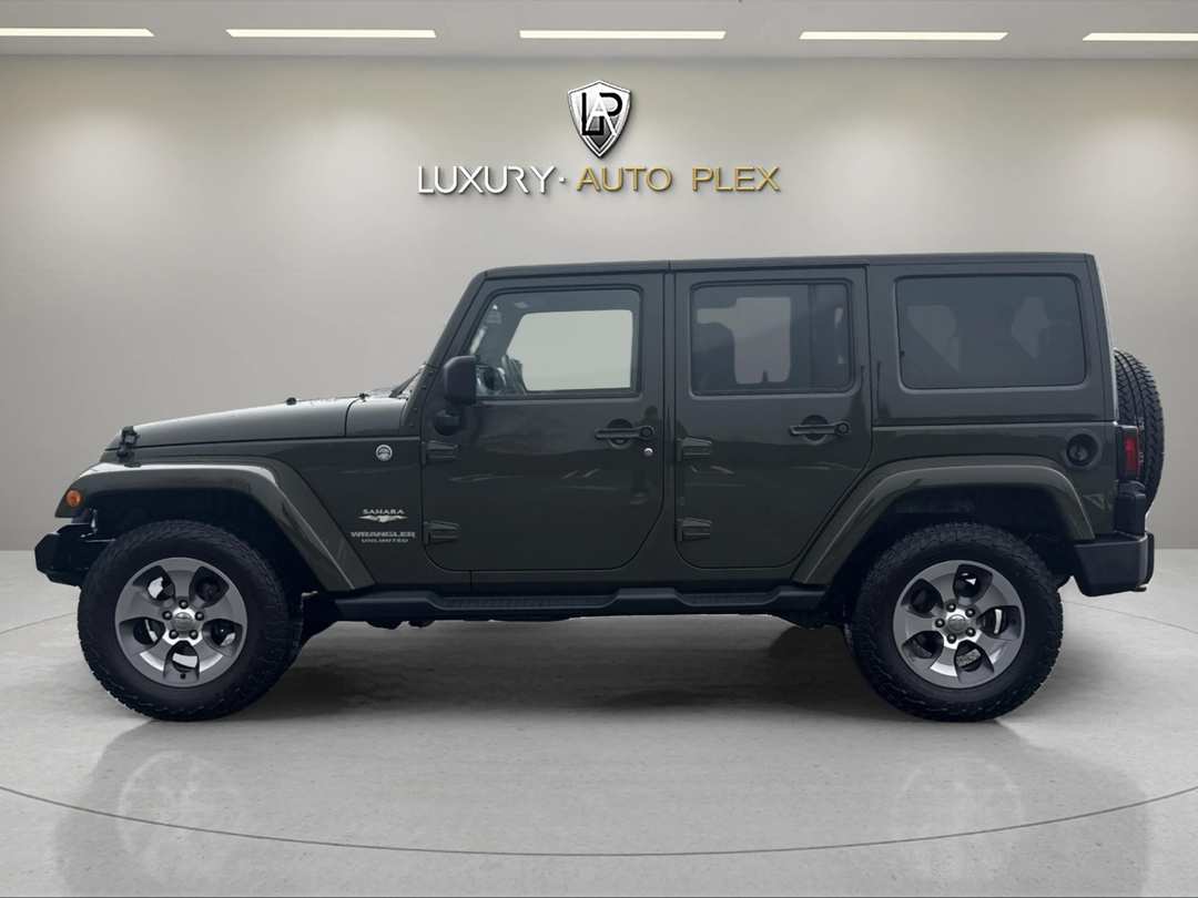 2015 Jeep Wrangler UNLIMITED SAHARA LEATHER ONLY 69,000 MILES - Image 2