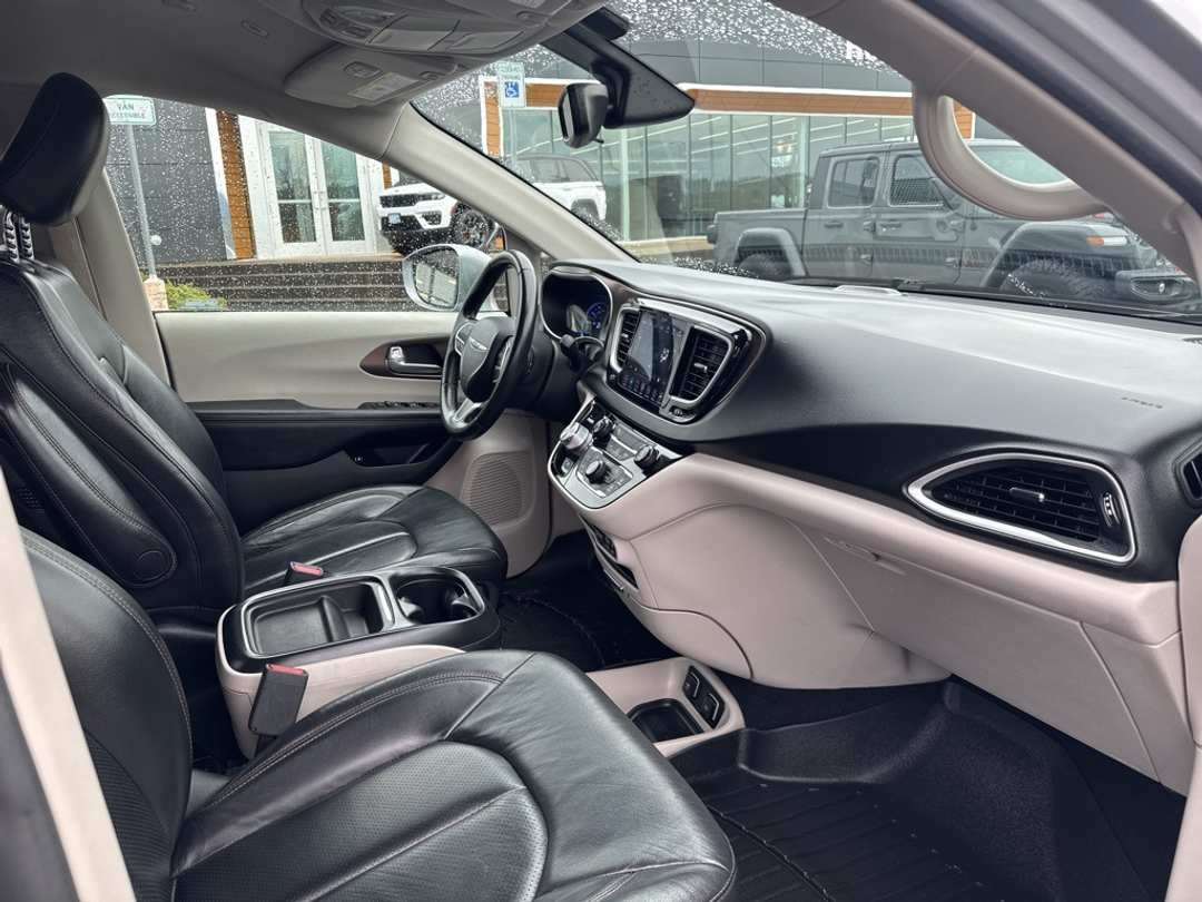 2018 Chrysler Pacifica Touring L - Image 30