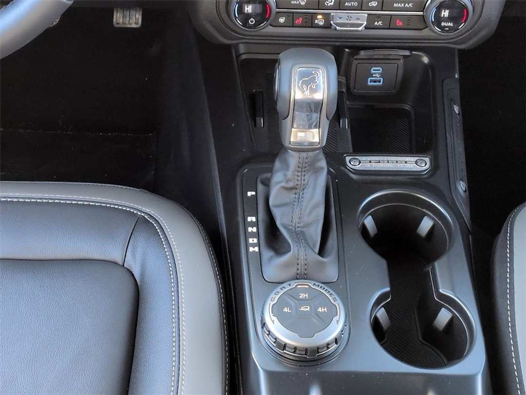 2025 Ford Bronco Outer Banks - Image 15