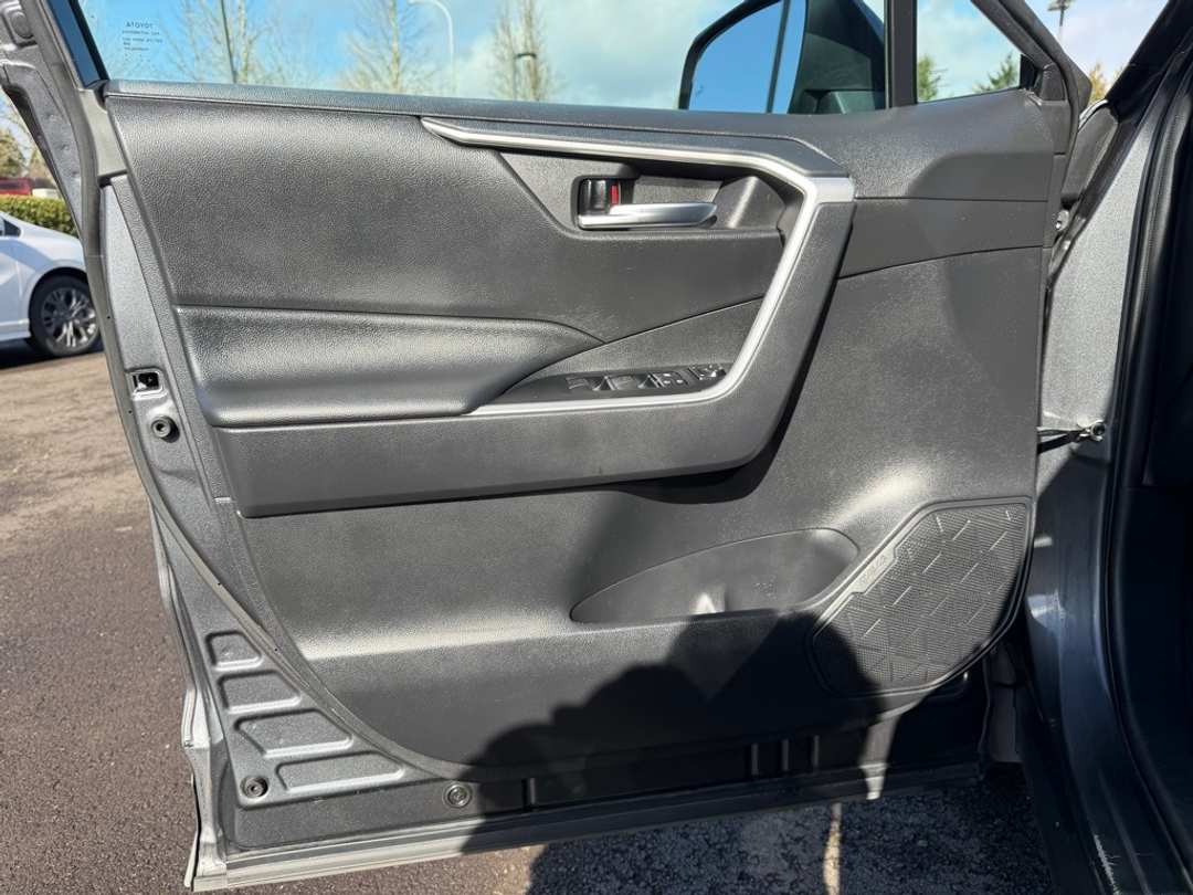2021 Toyota Rav4 XLE - Image 12